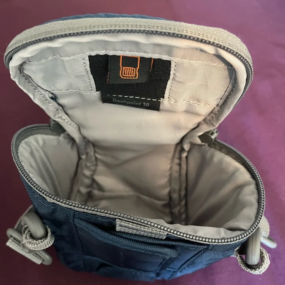Lowepro camera case Dashpoint 30, Galaxy Blue